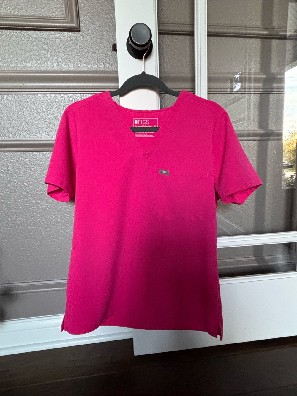 FIGS Women’ Shocking Pink Catarina Short Sleeve Pocket Tee
